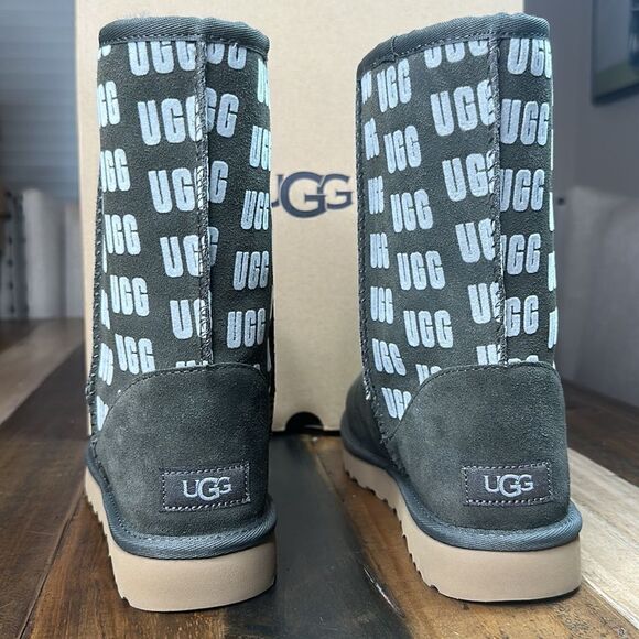 UGG CLASSIC SHORT II UGG GRAPHIC BOOT - Picture 3 of 7